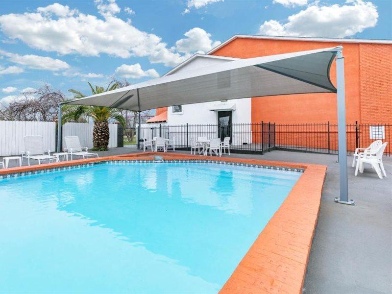 Howard Johnson By Wyndham Near Schlitterbahn Нью-Браунфелс Екстер'єр фото