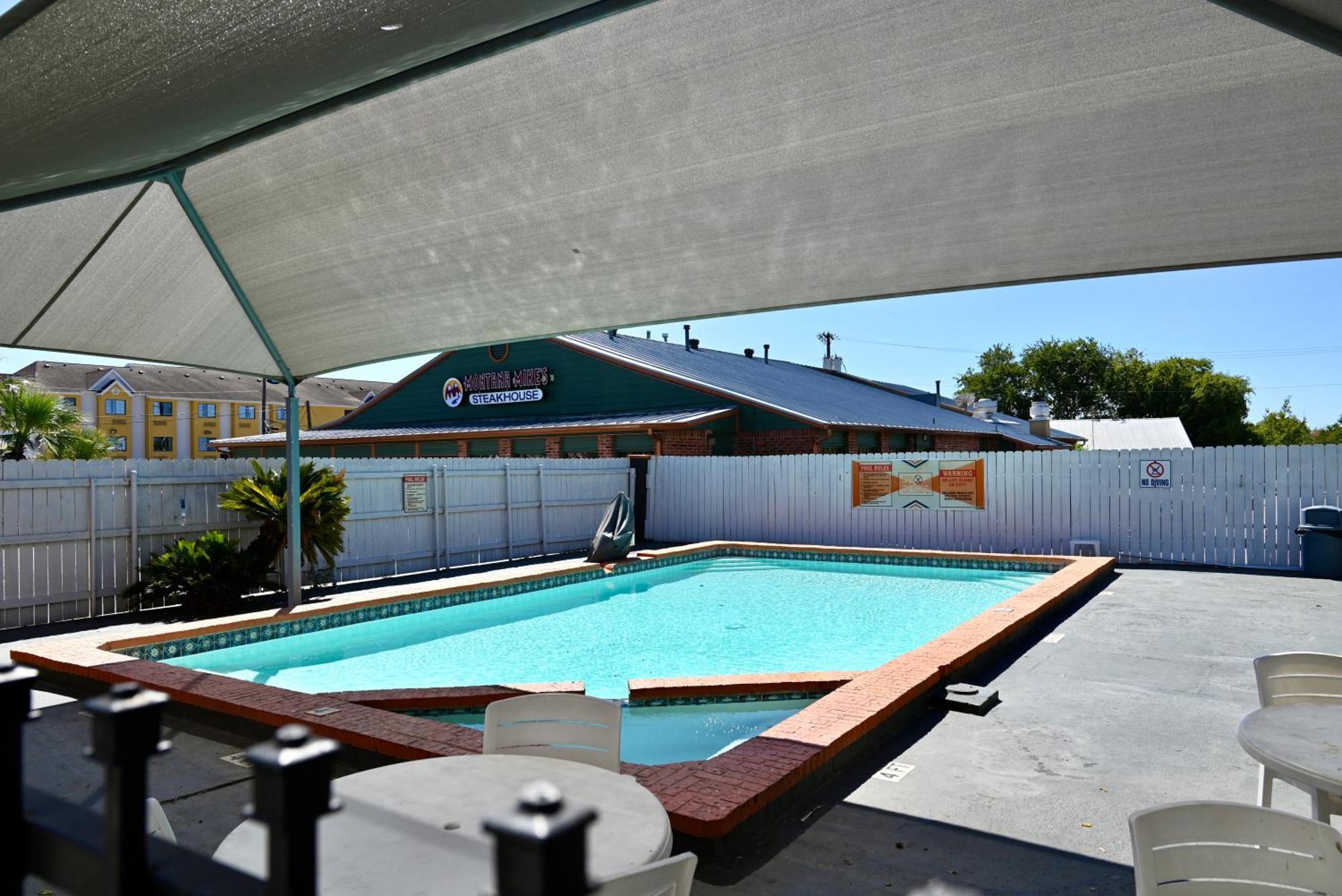 Howard Johnson By Wyndham Near Schlitterbahn Нью-Браунфелс Екстер'єр фото